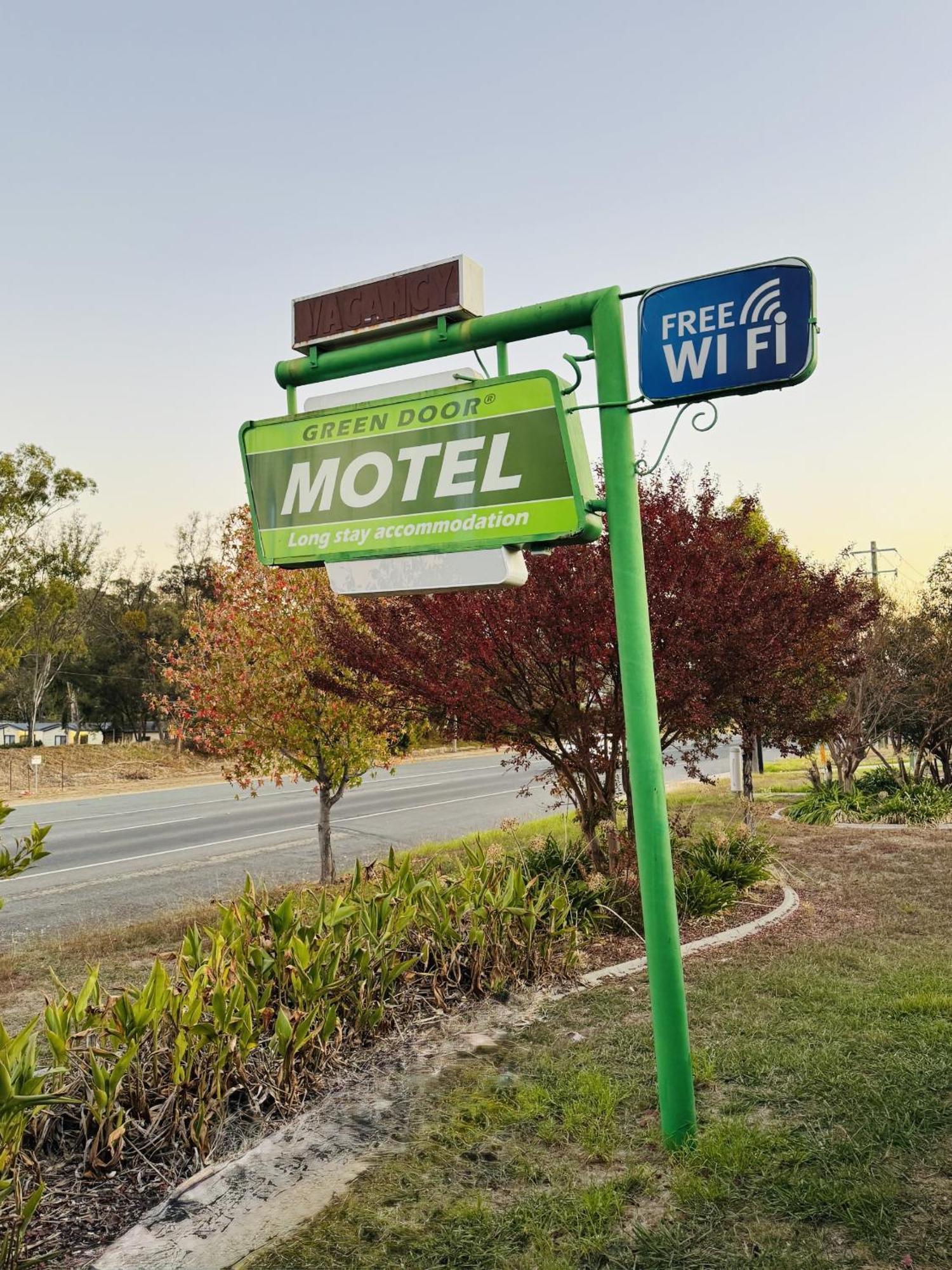 Green Door Motel Lavington Экстерьер фото